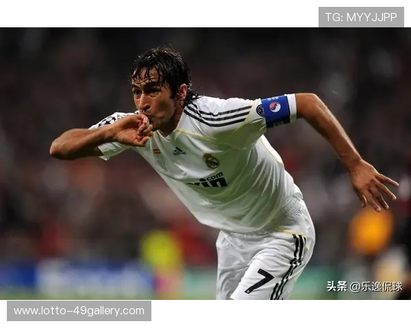 球鞋与绿茵传奇交织看足球球星如何引领潮流与激情